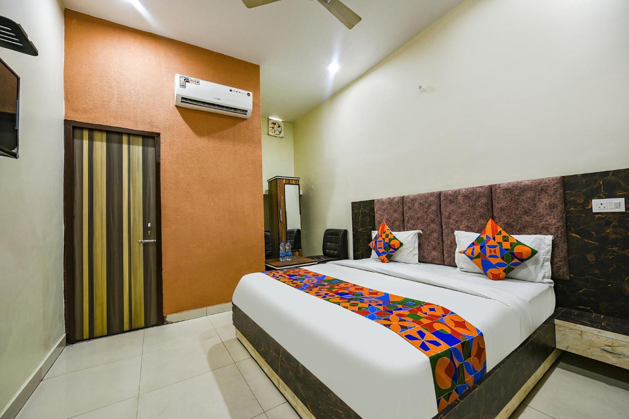 Hotel Fabexpress Galaxy Nayagaon Exteriér fotografie