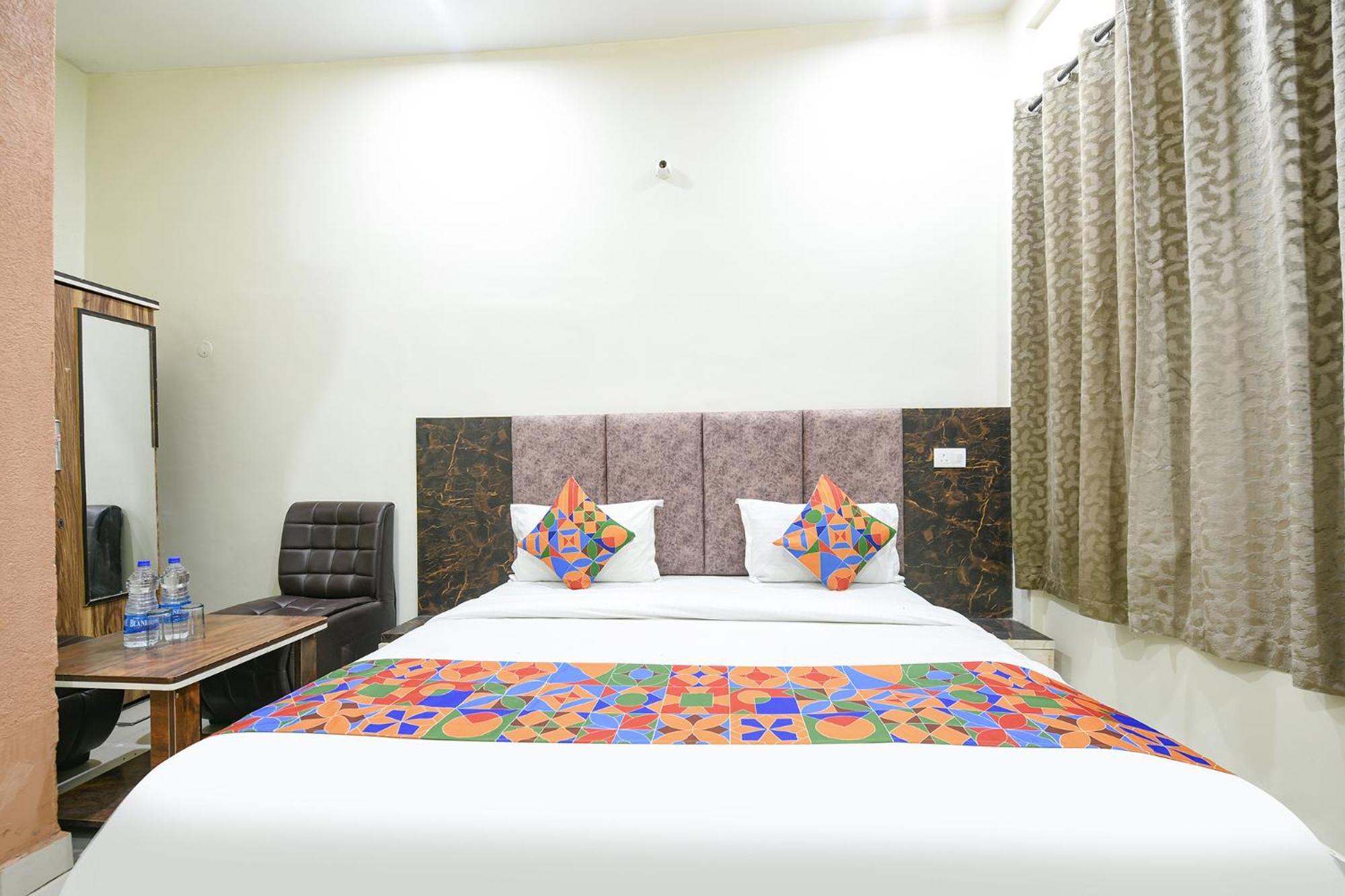 Hotel Fabexpress Galaxy Nayagaon Exteriér fotografie